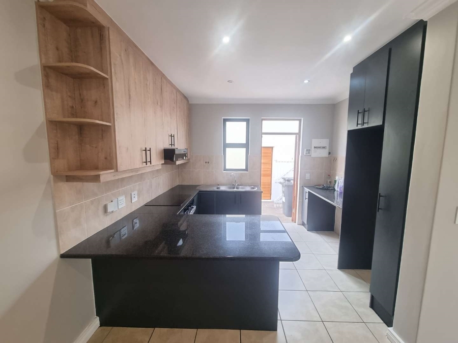 To Let 2 Bedroom Property for Rent in Royal Ascot Western Cape